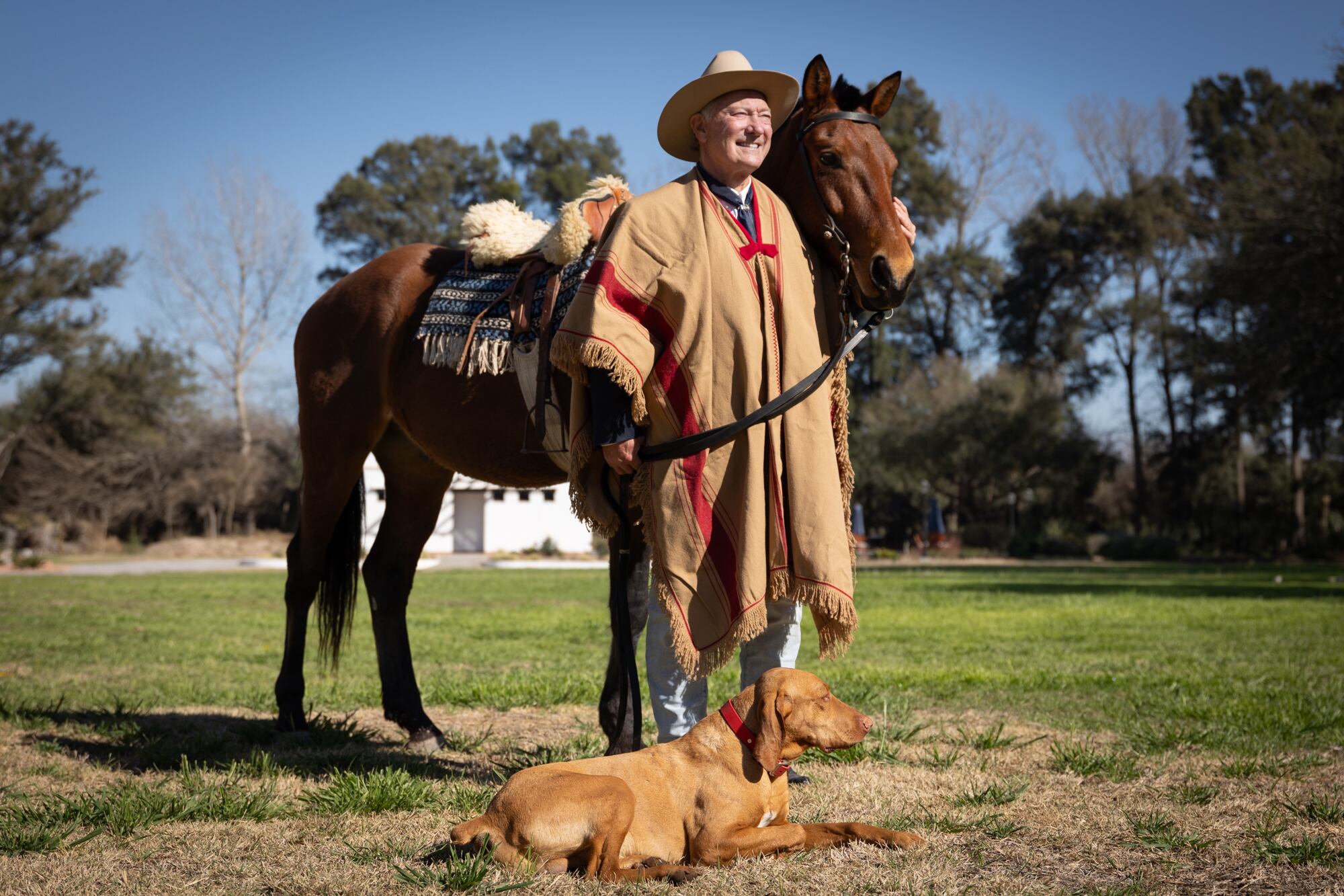 El dueño de casa usa poncho tucumano.
