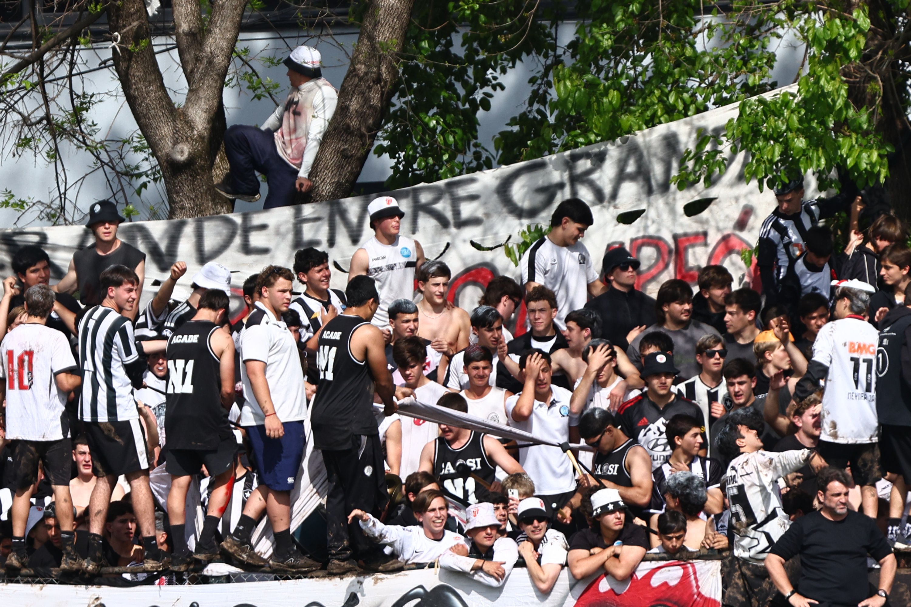 La hinchada del CASI terminó el clásico con una sonrisa: su equipo derrotó por 18-13 al SIC