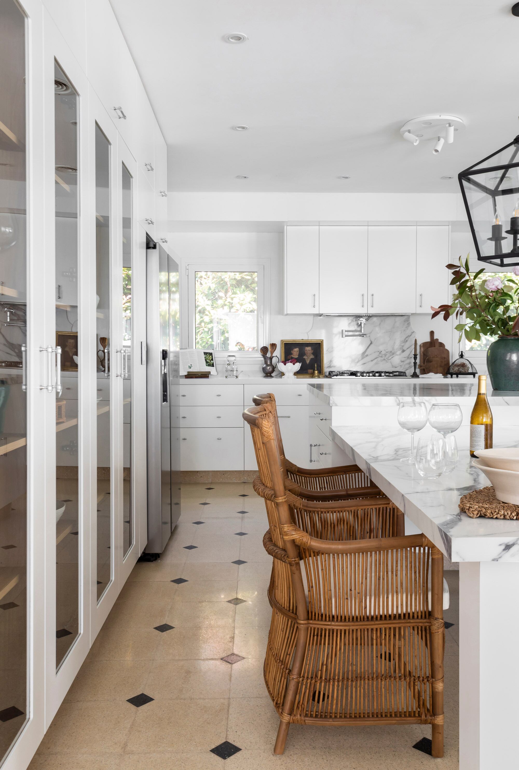 Muebles (Cucina Bella). Sillas (Compañía Nativa).