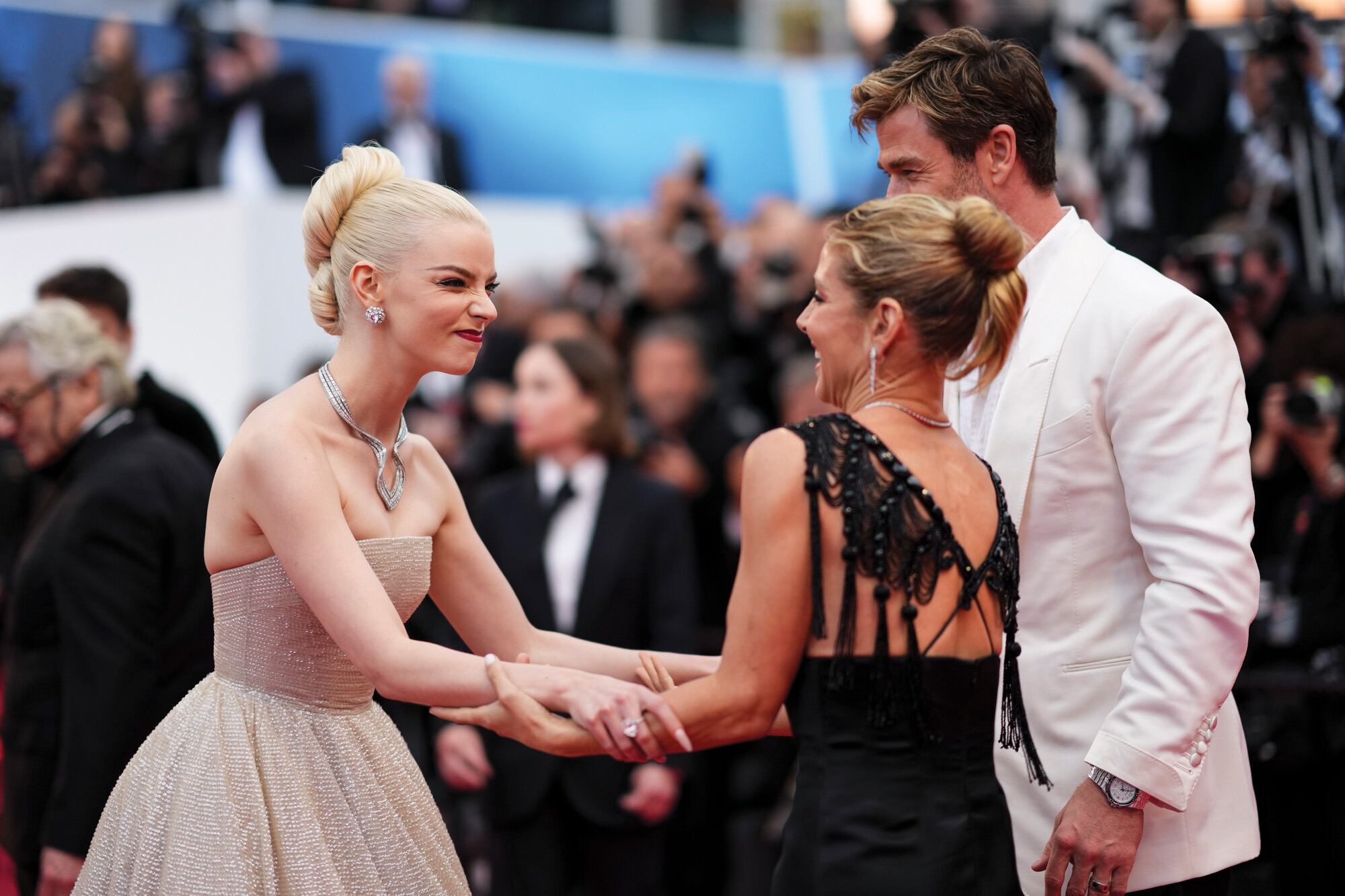 El cálido saludo entre la actriz de raíces argentinas y la española Elsa Pataky, la mujer de Chris Hemsworth, su compañero de elenco.