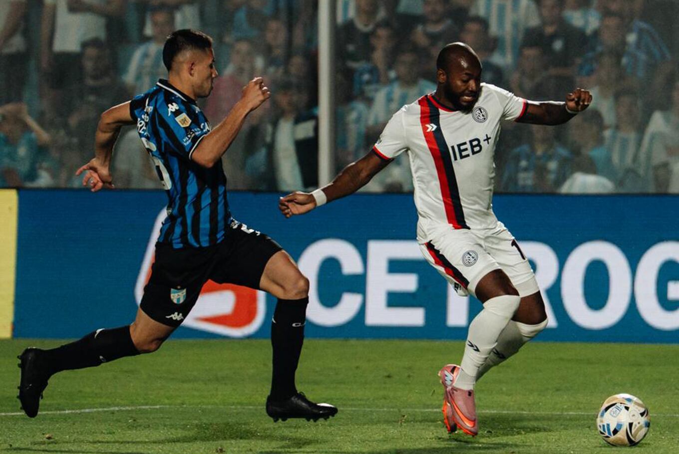 El colombiano Diego Herazo ingresó en el segundo tiempo para oxigenar la ofensiva de San Lorenzo, que se repuso en el desarrollo y en el marcador