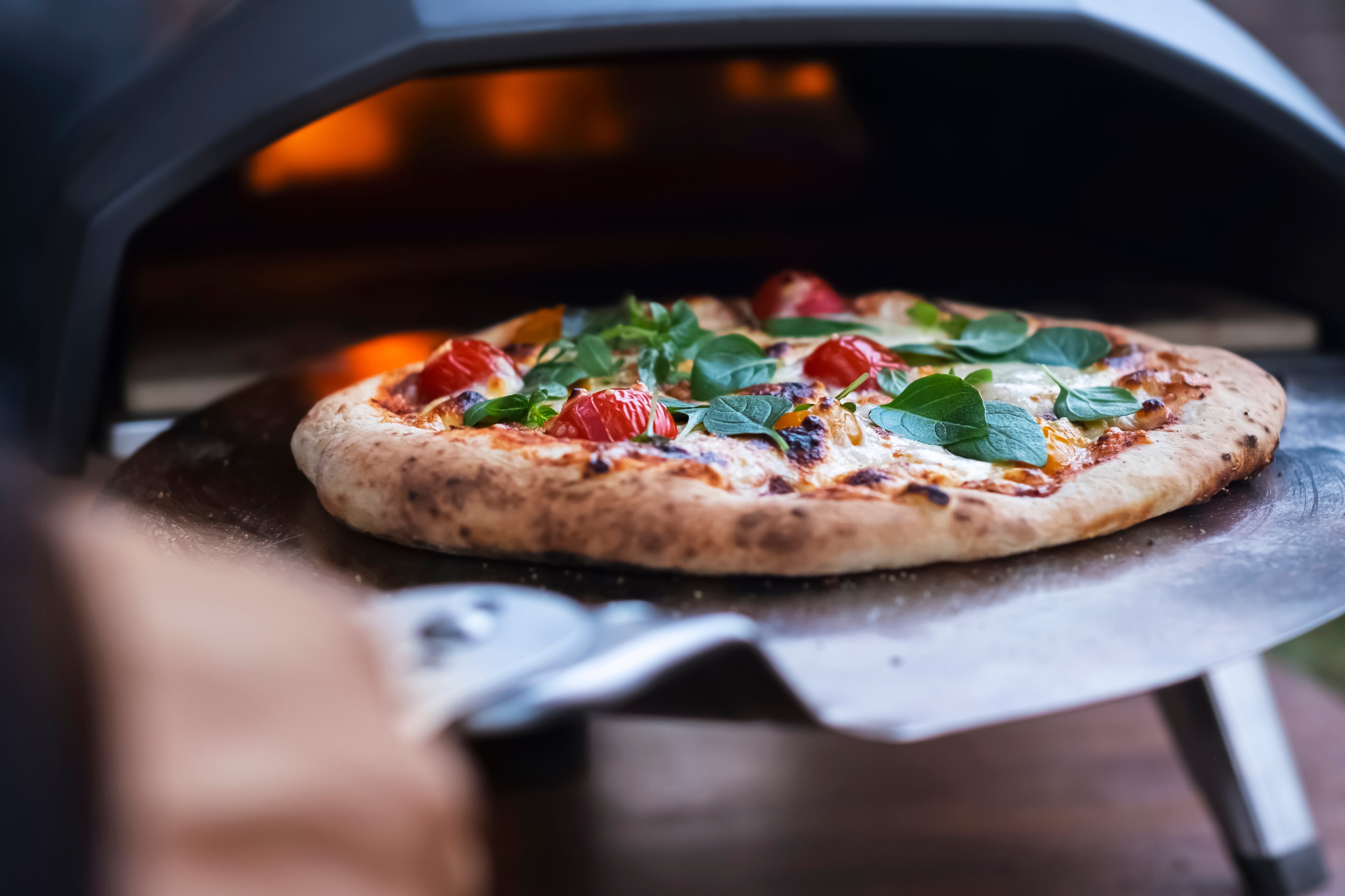 La joven suele encargarse también de la línea de pizzas