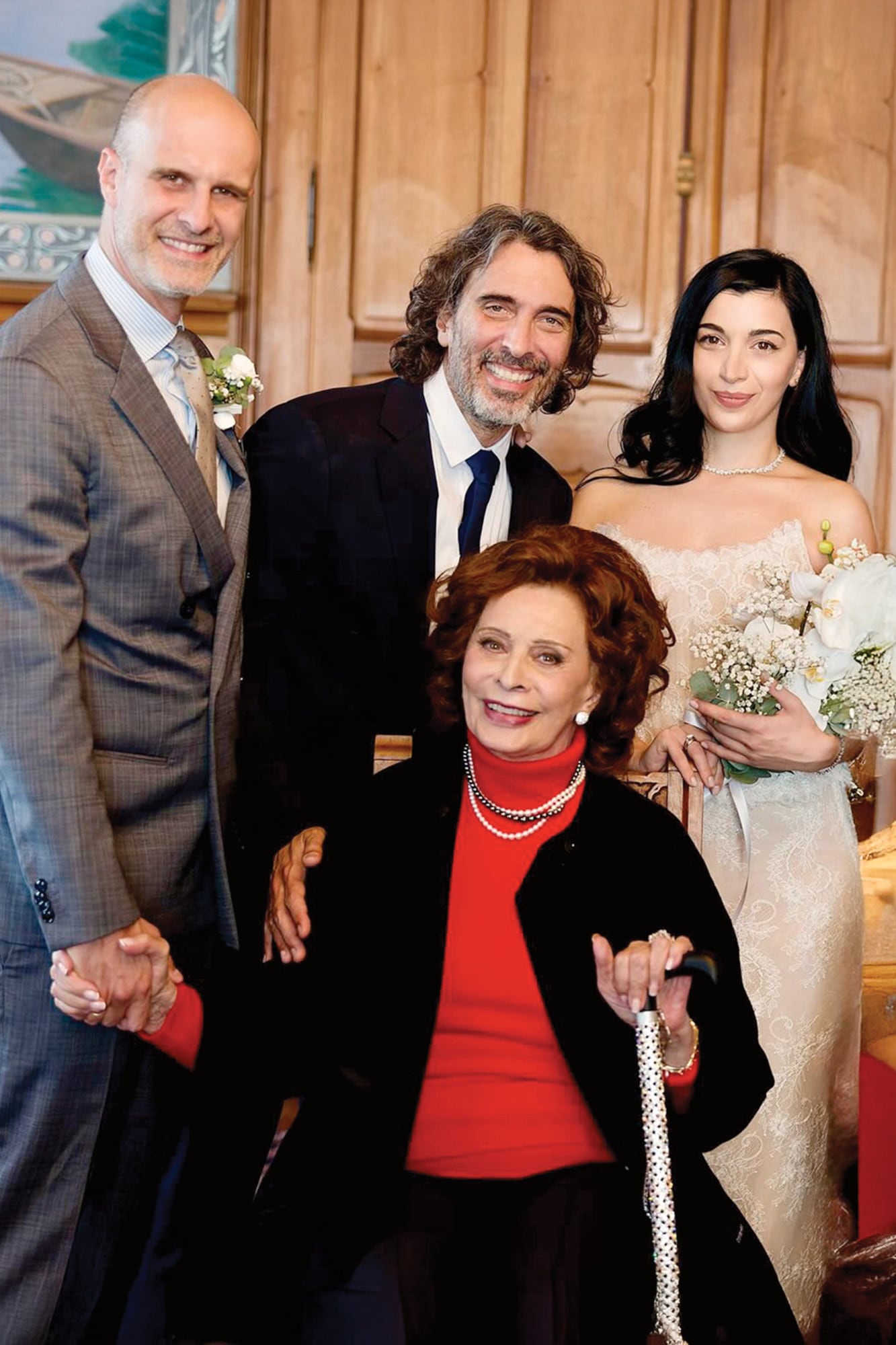 Sophia Loren rodeada por sus hijos Edoardo y Carlo y la flamante mujer de este último, la georgiana Mariam Sharmanashvili, después de la ceremonia civil en Ginebra, Suiza