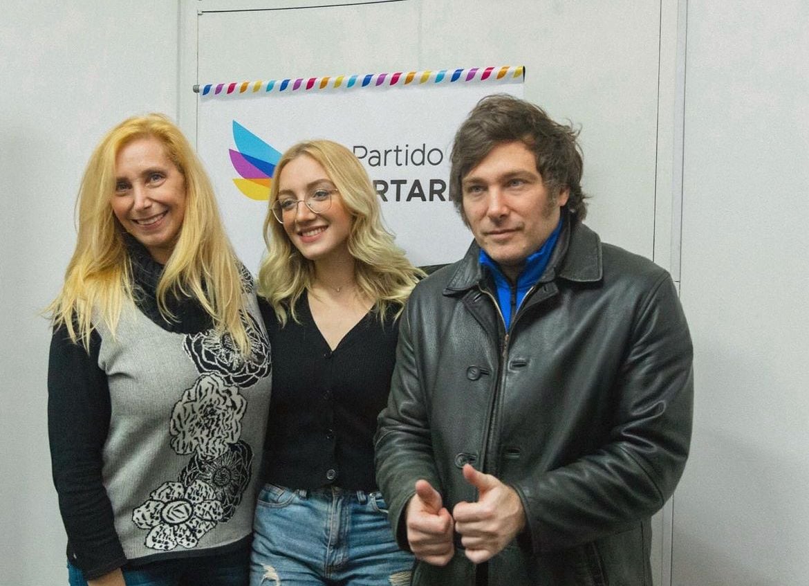 Quién es Eugenia Rolón, la influencer cercana a Milei, que chocó contra un poste en la costa