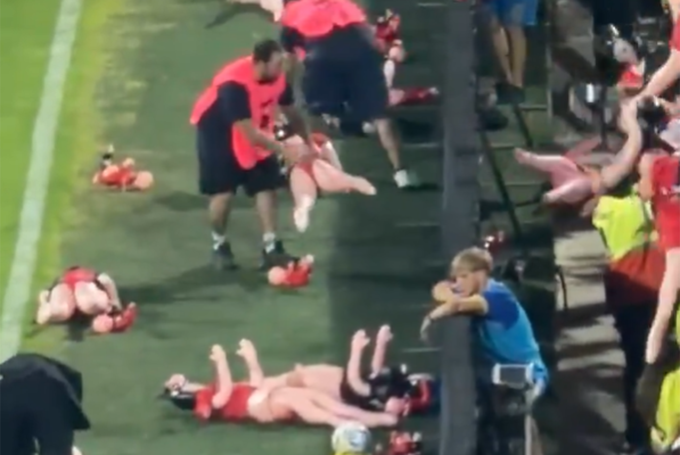 “Realmente desagradable”: hinchas de Rosario Central arrojaron muñecas inflables vestidas con las camisetas de Newell’s