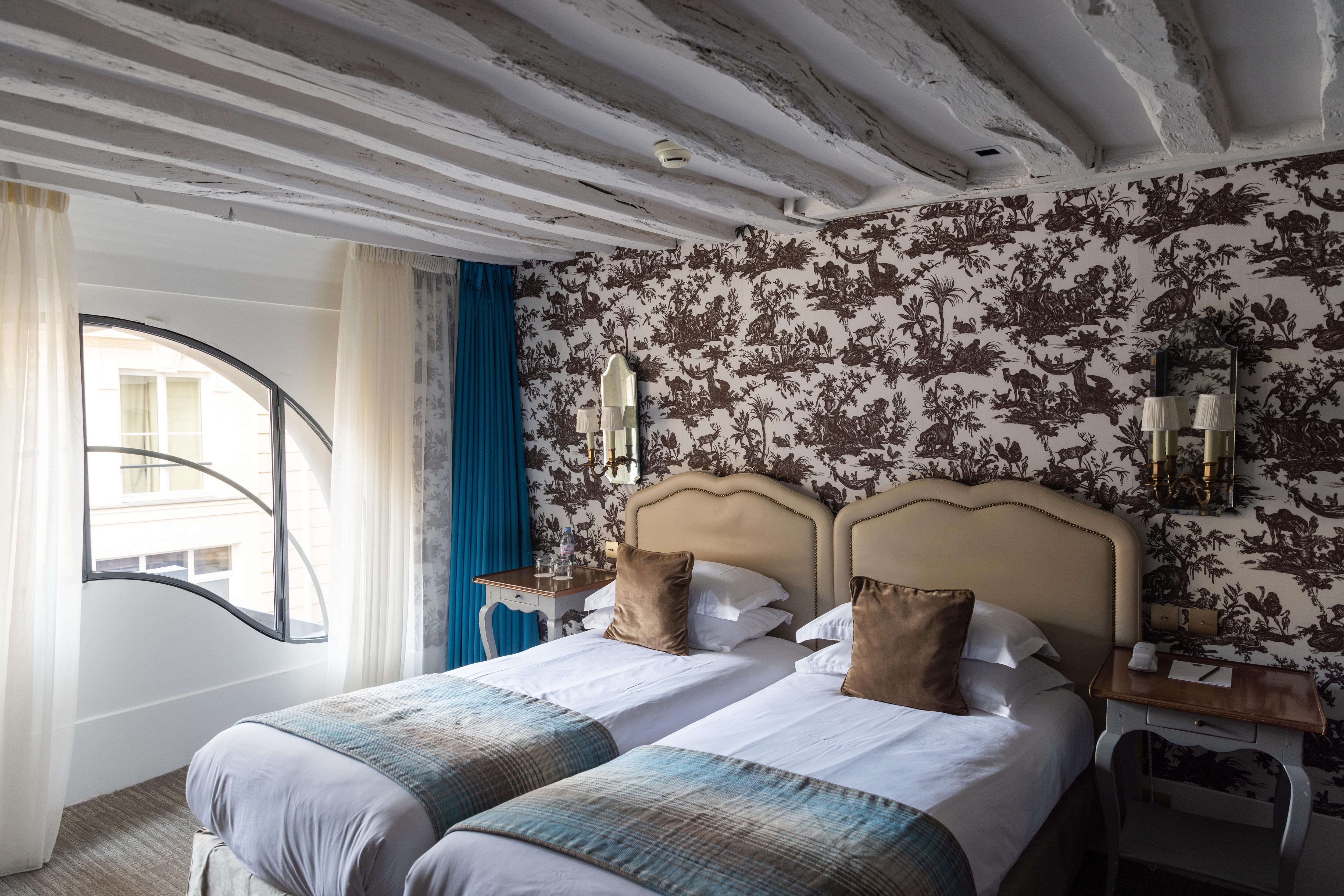 La Maison Favart recibe huéspedes en habitaciones bien distintas entre sí.