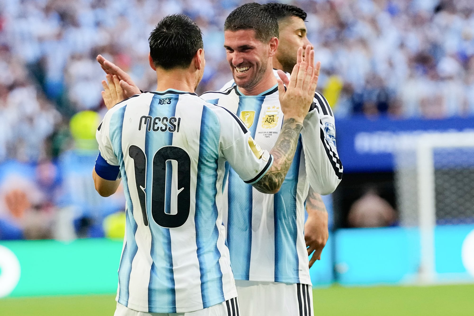 El festejo entre Messi y De Paul