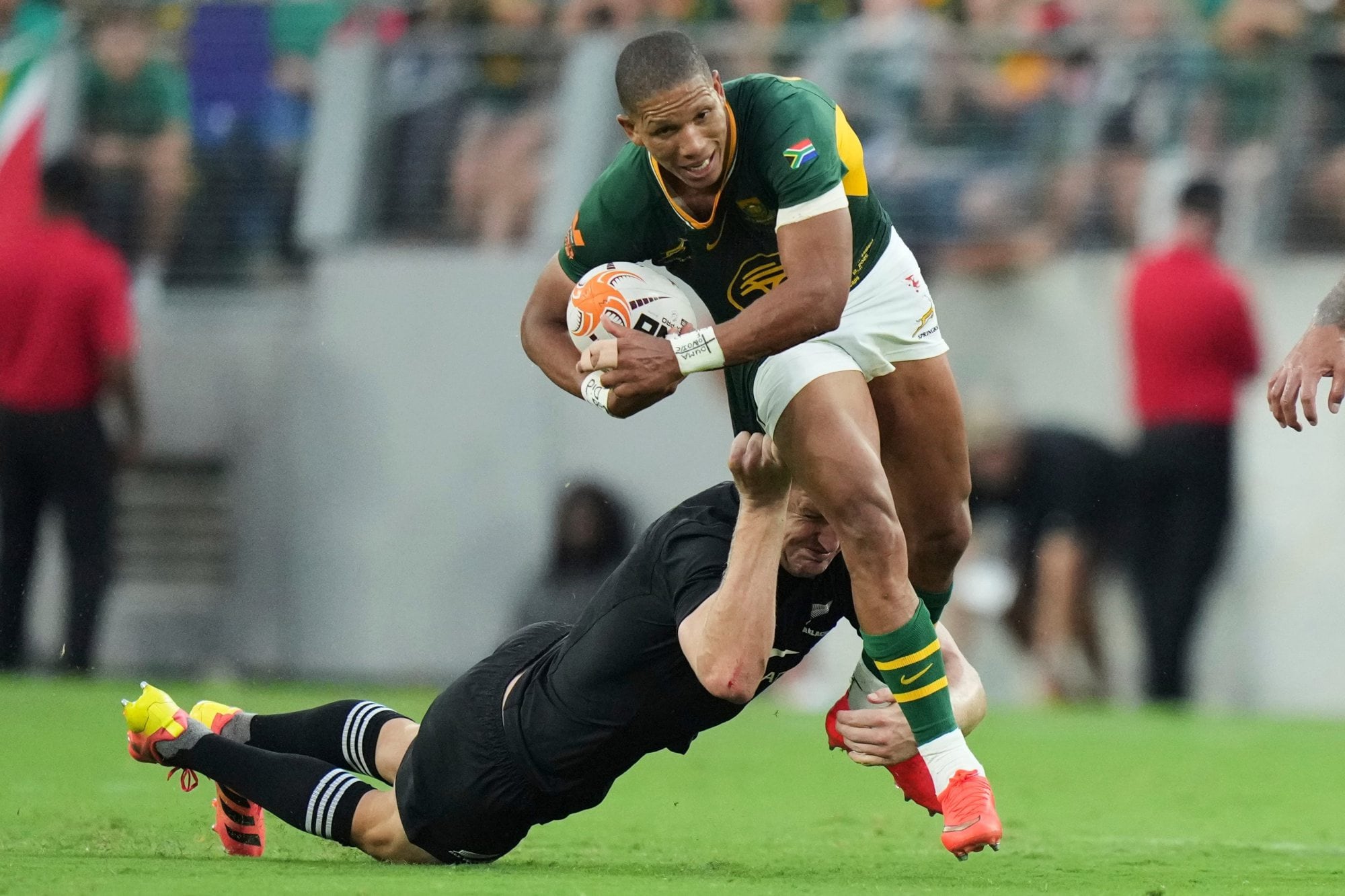 Manie Libbok, que ingresó en la segunda mitad, intenta hacer inocuo un intento de tackle de Jordie Barrett; Sudáfrica fue mejor una vez más.