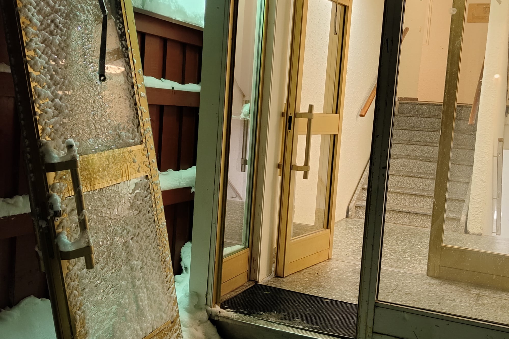 “La puerta había que desmontarla porque se congelaban las uniones y te quedabas o encerrado dentro de los edificios del personal donde vivíamos, o peor, te quedabas afuera en el frío...