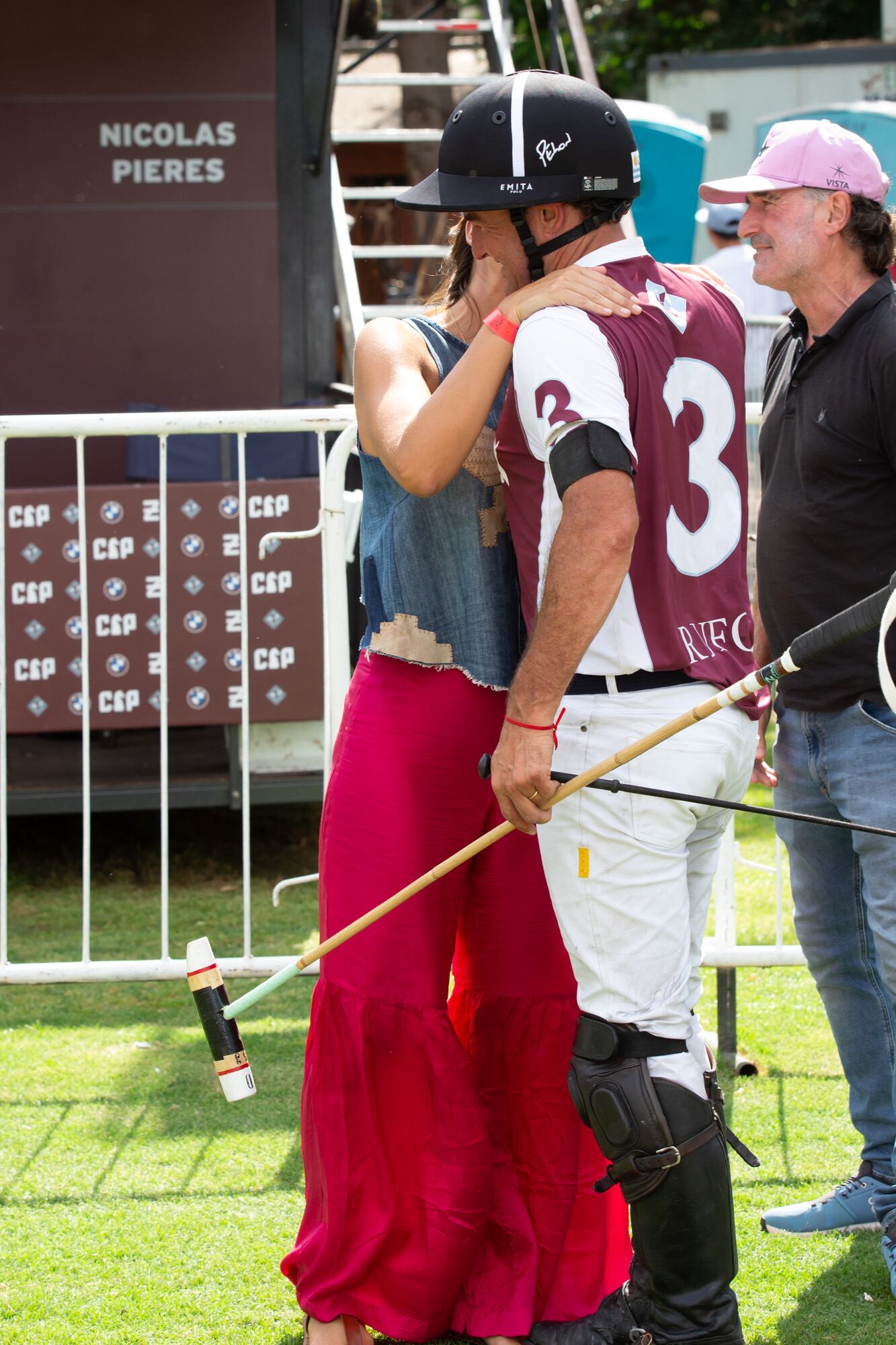 Más besos y abrazos en el palenque de La Zeta Kazak: María José Vercellino saluda a su marido, Pelón Stirling. Detrás se lo ve a Pepe Heguy