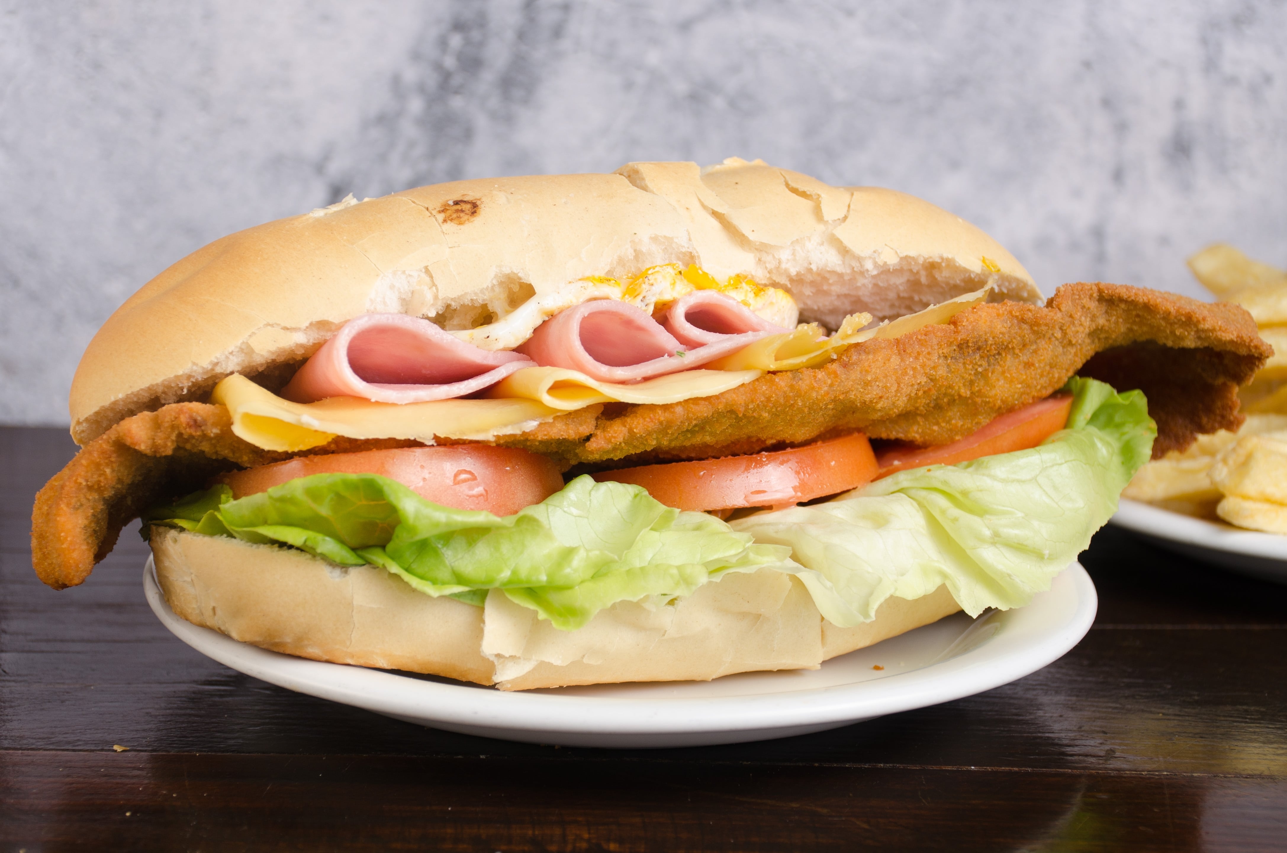 Un clásico sándwich de milanesa completo