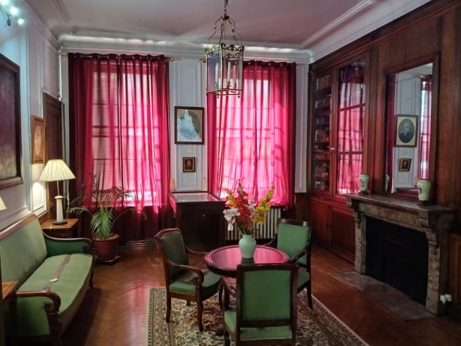 Esta sala funcionó originalmente como oficina de Adolphe Gérard, propietario de la casa, quien ejercía allí sus tareas como abogado y periodista. Tras la compra de la propiedad por el Estado argentino, el espacio fue destinado al despacho del cónsul
