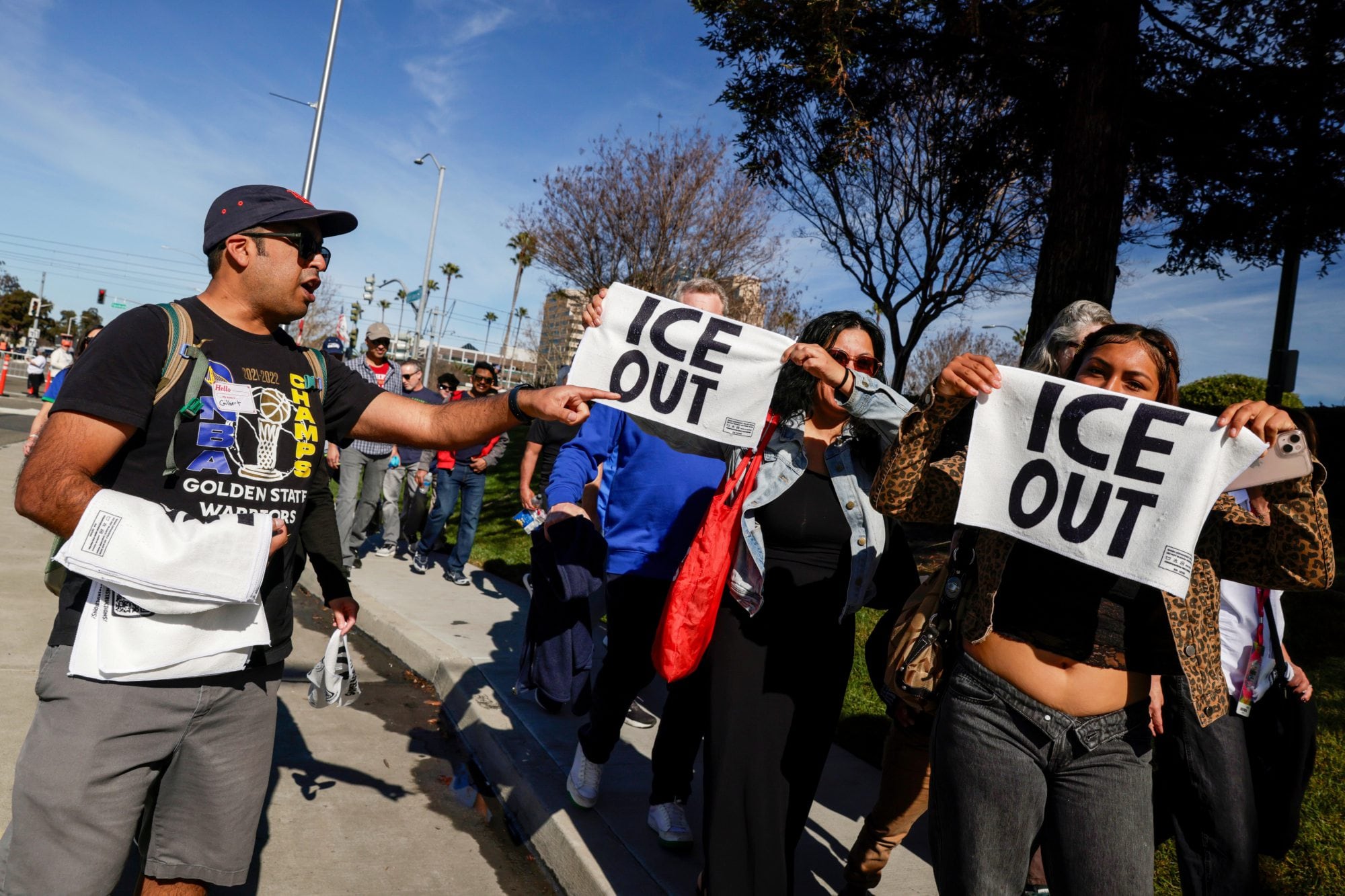 Mientras se desarrollaba el Super Bowl, manifestantes repartieron toallas con la consigna
