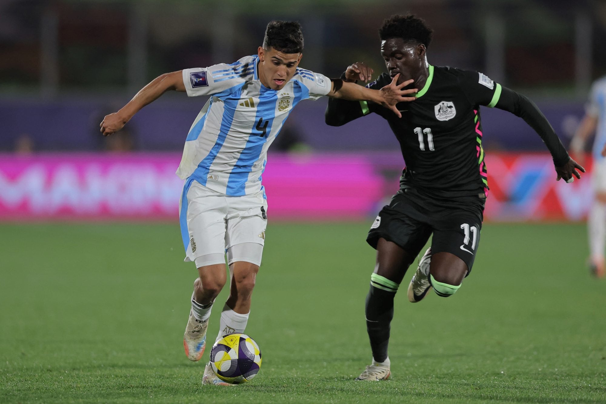 Dylan Gorosito desborda a Musa Toure; el lateral asistió como en el estreno con Cuba a Alejo Sarco para el gol del artillero de la selección