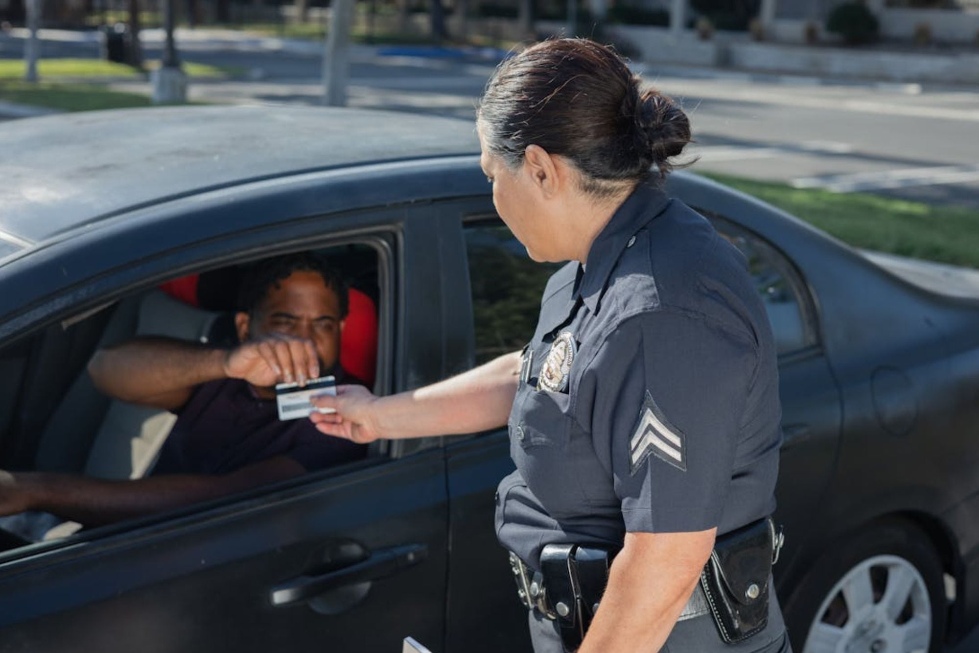 “Tendrá que pagar”. Es migrante y revela el error por el que el DMV casi le quita la licencia de conducir