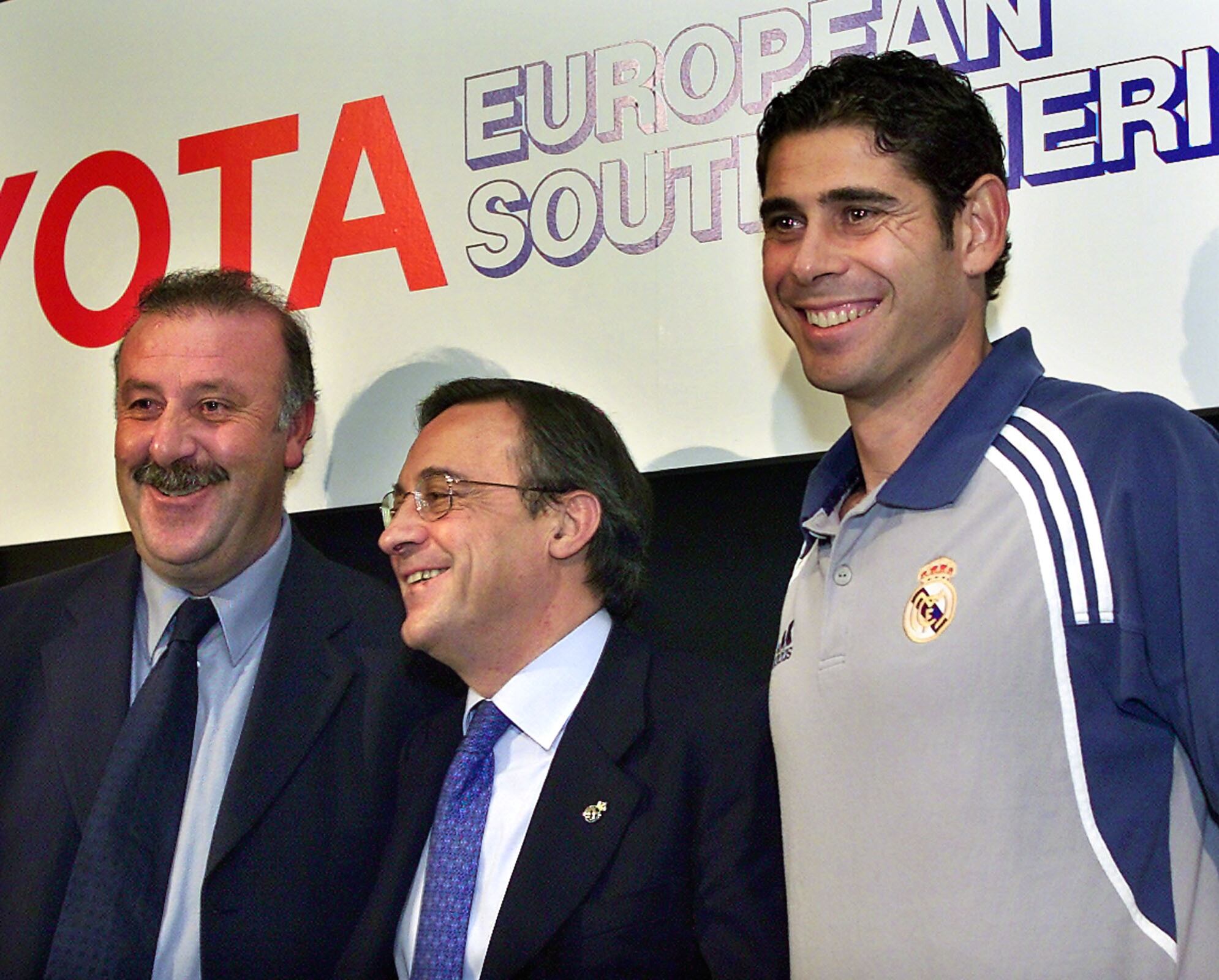 Vicente del Bosque, entrenador de Real Madrid, el presidente Florentino Pérez y el defensor Fernando Hierro, optimistas y sonrientes en una conferencia de prensa el 24 de noviembre de 2000