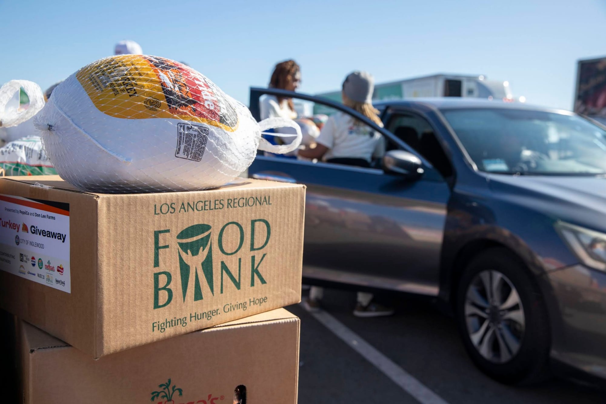 Más de 200 bancos de alimentos trabajan a nivel nacional bajo la coordinación de Feeding America (Archivo)