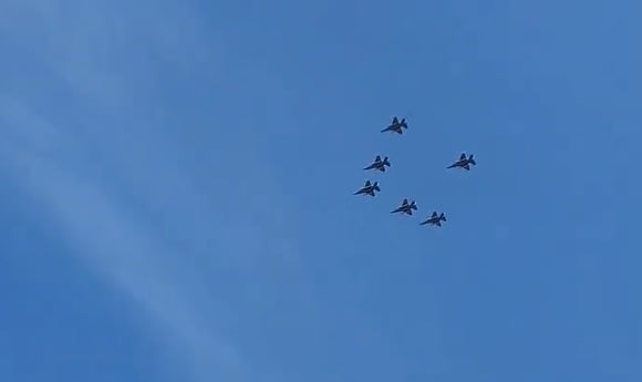 Seis F-16 hicieron un vuelo rasante sobre el Obelisco, la Casa Rosada y Costanera