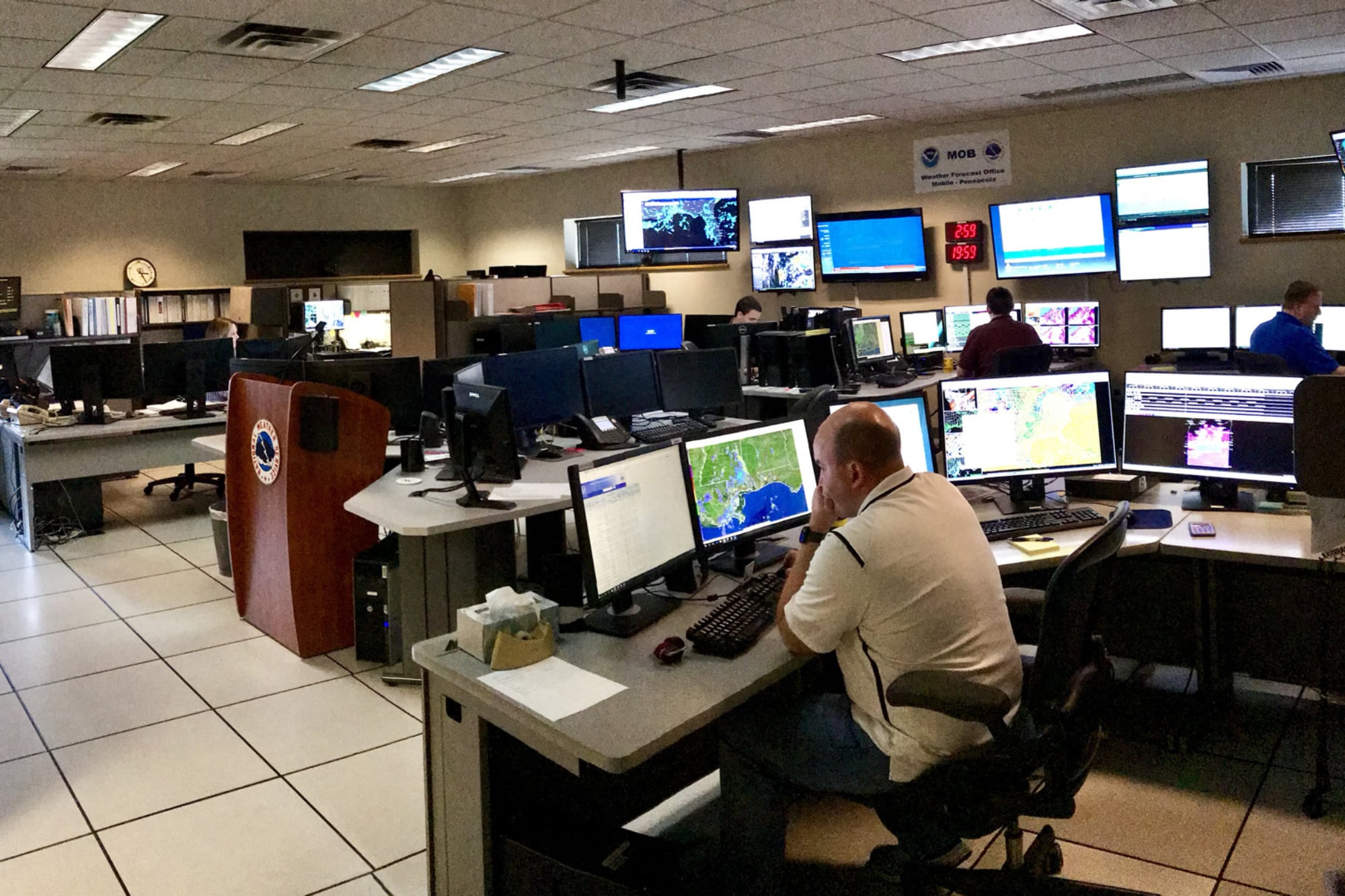 Houston enfrenta la temporada con una reducción del 44% en su plantilla de meteorólogos por retiros voluntarios y recortes