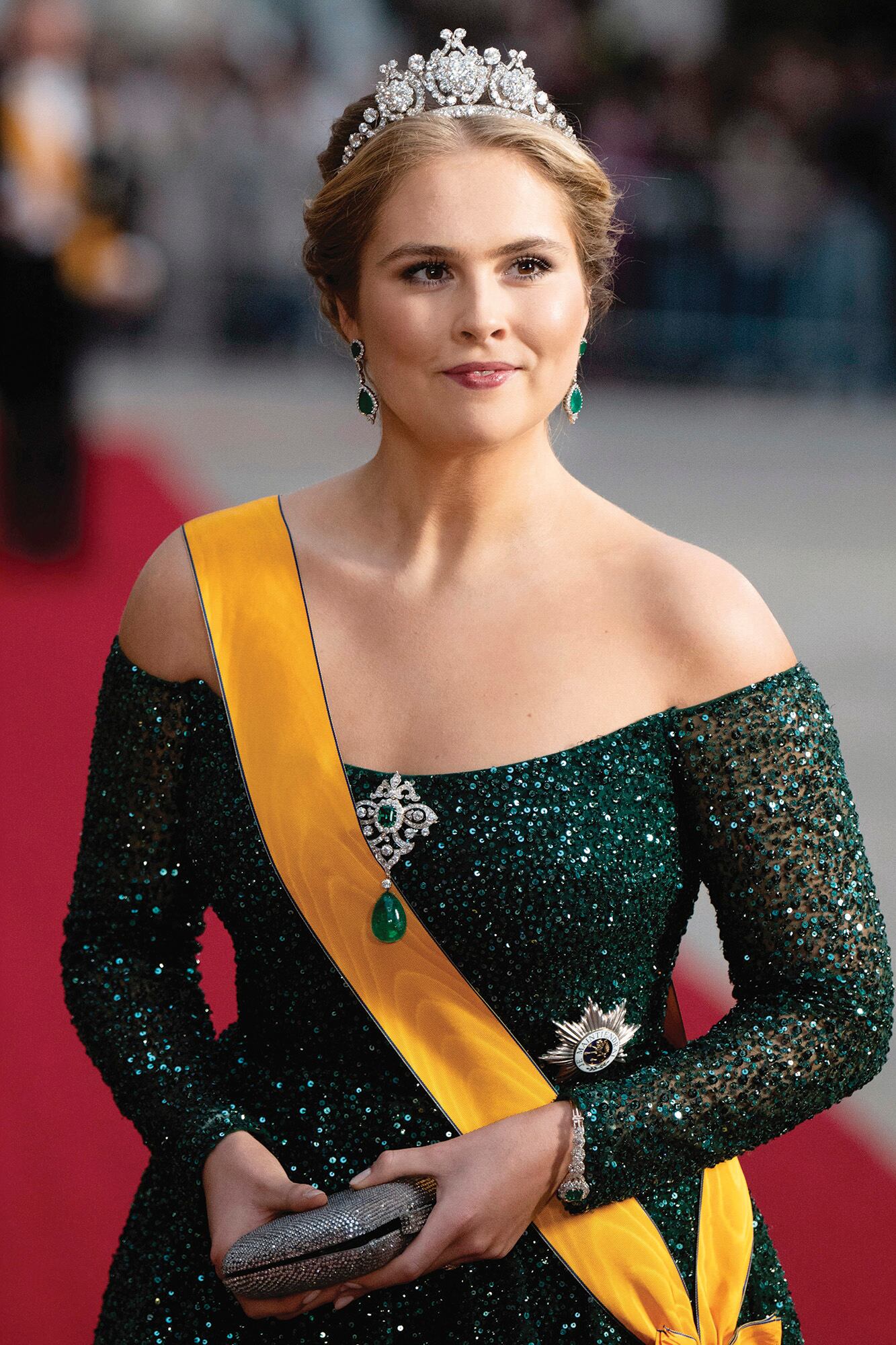 La princesa Amalia deslumbró durante el banquete de gala: por primera vez llevó la tiara de la reina Emma, una joya que data de 1890, confeccionada en oro y plata y decorada con diamantes