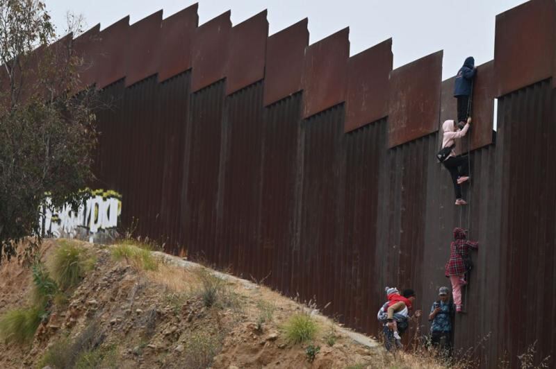 En el documento se propone aumentar la financiación para un muro en la frontera entre Estados Unidos y México.