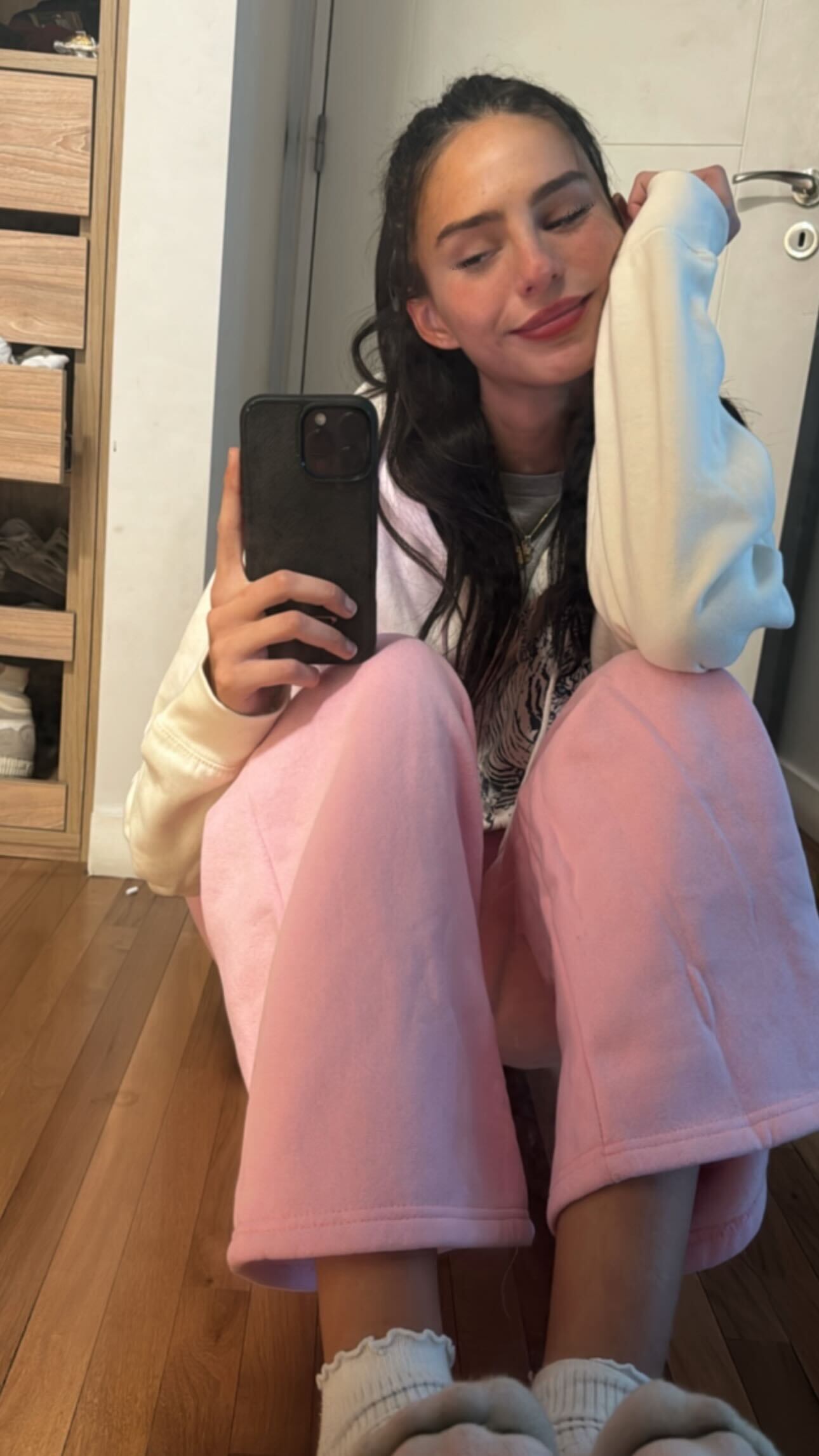 Juanita Tinelli llevó tranquilidad a sus fanáticos con una foto desde la comodidad de su hogar (Foto: Instagram/@juanitinelli)