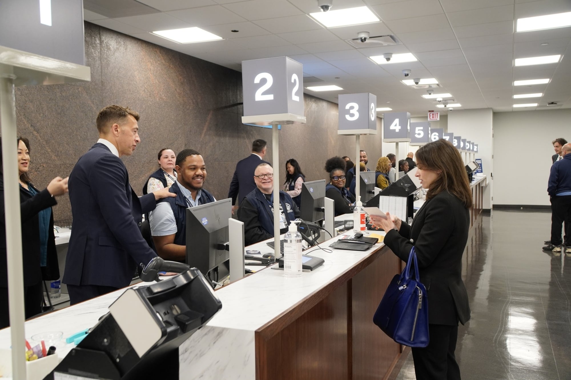 Ubicado en 125 W. Monroe St., el Flagship Center destaca por la modernización con empleados capacitados para ofrecer servicios para conductores y vehículos