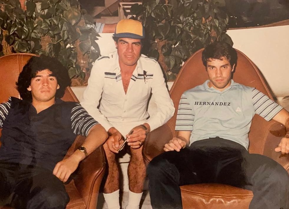 Maradona y Patricio Hernández, sentados en los extremos