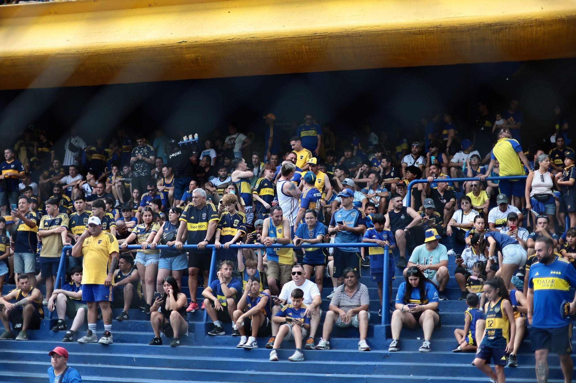 El público se va a cercando a la Bombonera para ver el debut de Boca ante Riestra en el Apertura