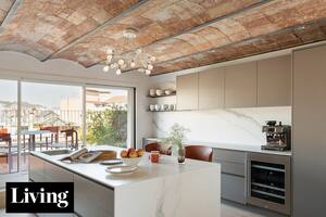 Una reforma puso en valor el último piso de un edificio histórico en Barcelona y recuperó sus elementos típicos