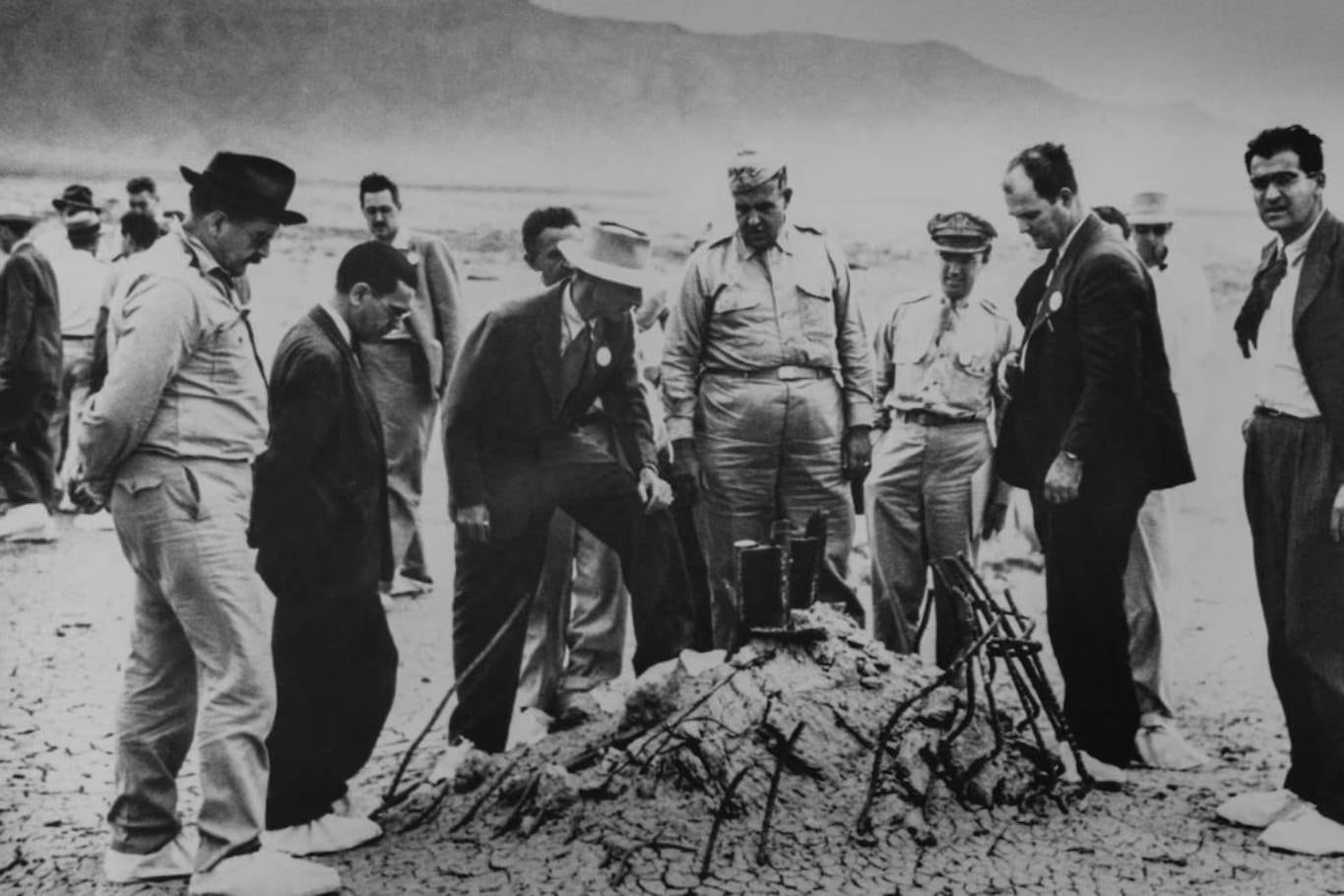 Robert Oppenheimer y otras autoridades del Proyecto Manhattan revisan el lugar de la explosión de la prueba Trinity
