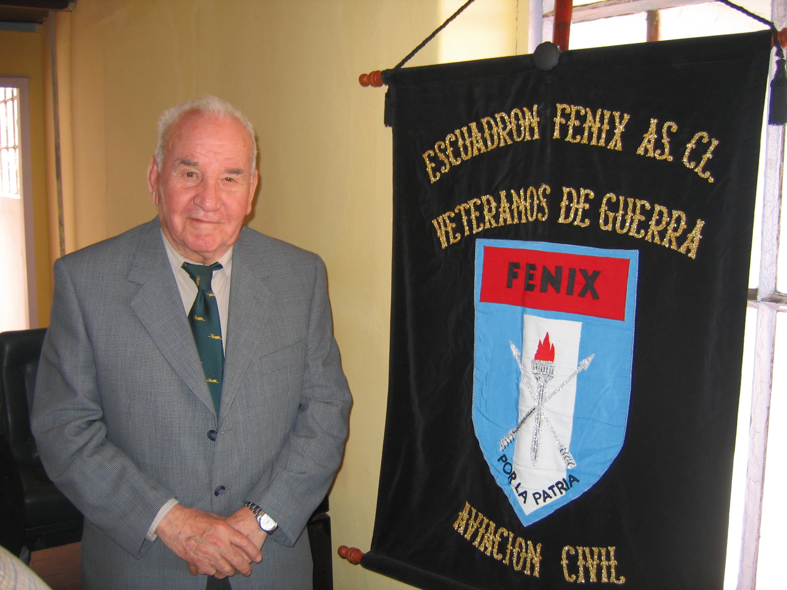 Durante la Guerra de Malvinas, Tito Withington integró el Escuadrón Fénix, compuesto por aeronaves de uso civil que fueron puestas a disposición de la Fuerza Aérea