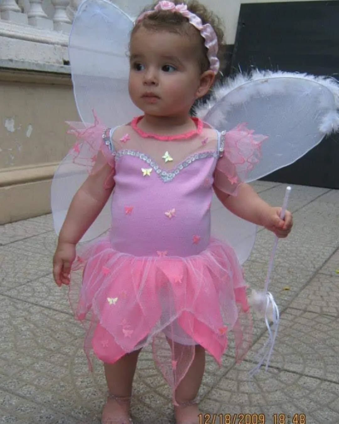 Un año y dos meses tenía Ema en esta foto. Su mamá se la tomó frente al teatro en que iba a actuar de hada.