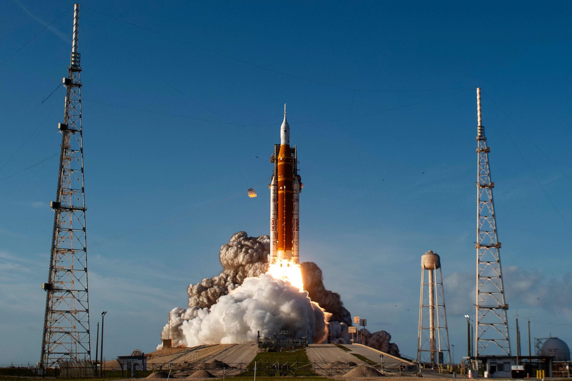 Artemis II despegó este miércoles dejando una estela de llamas y humo a su paso (Foto: Jim WATSON/ AFP)