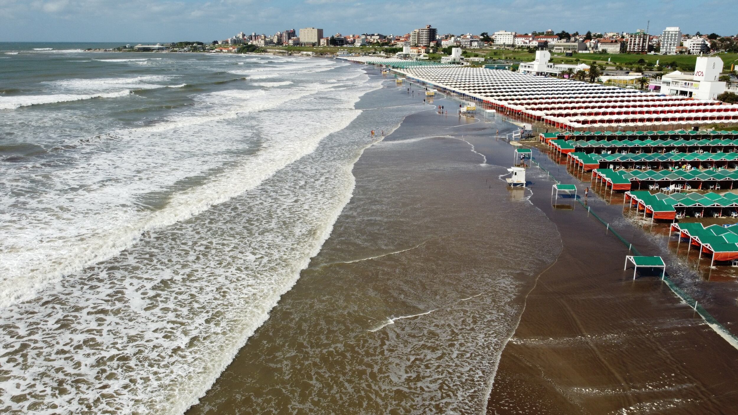 Las carpas en los balnearios de Punta Mogotes en medio de una fuerte Sudestada