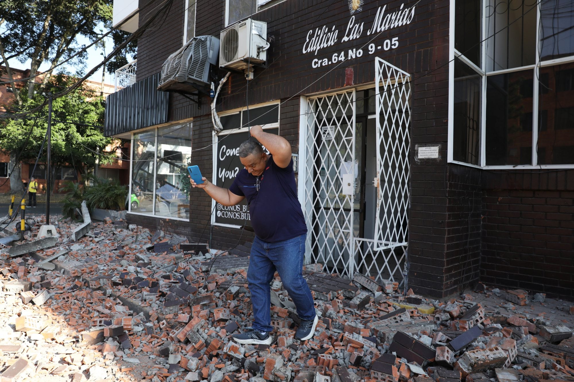 Videos y fotos del terremoto en Colombia: las imágenes más impactantes del temblor 6 A man leaves an apartment building after an earthquake struck Cali, Colombia, Monday, Aug. 10, 2026. (AP Photo/Santiago Saldarriaga)