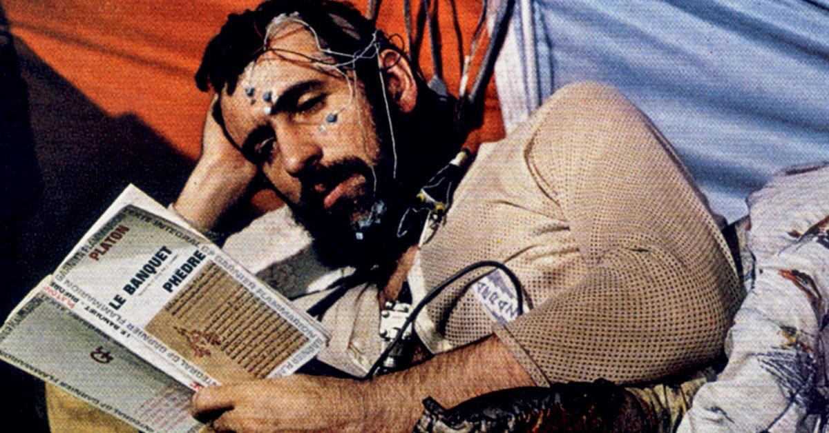 Durante los confinamientos, Siffre sólo contaba con una bombilla de luz y de material para leer y estudiar