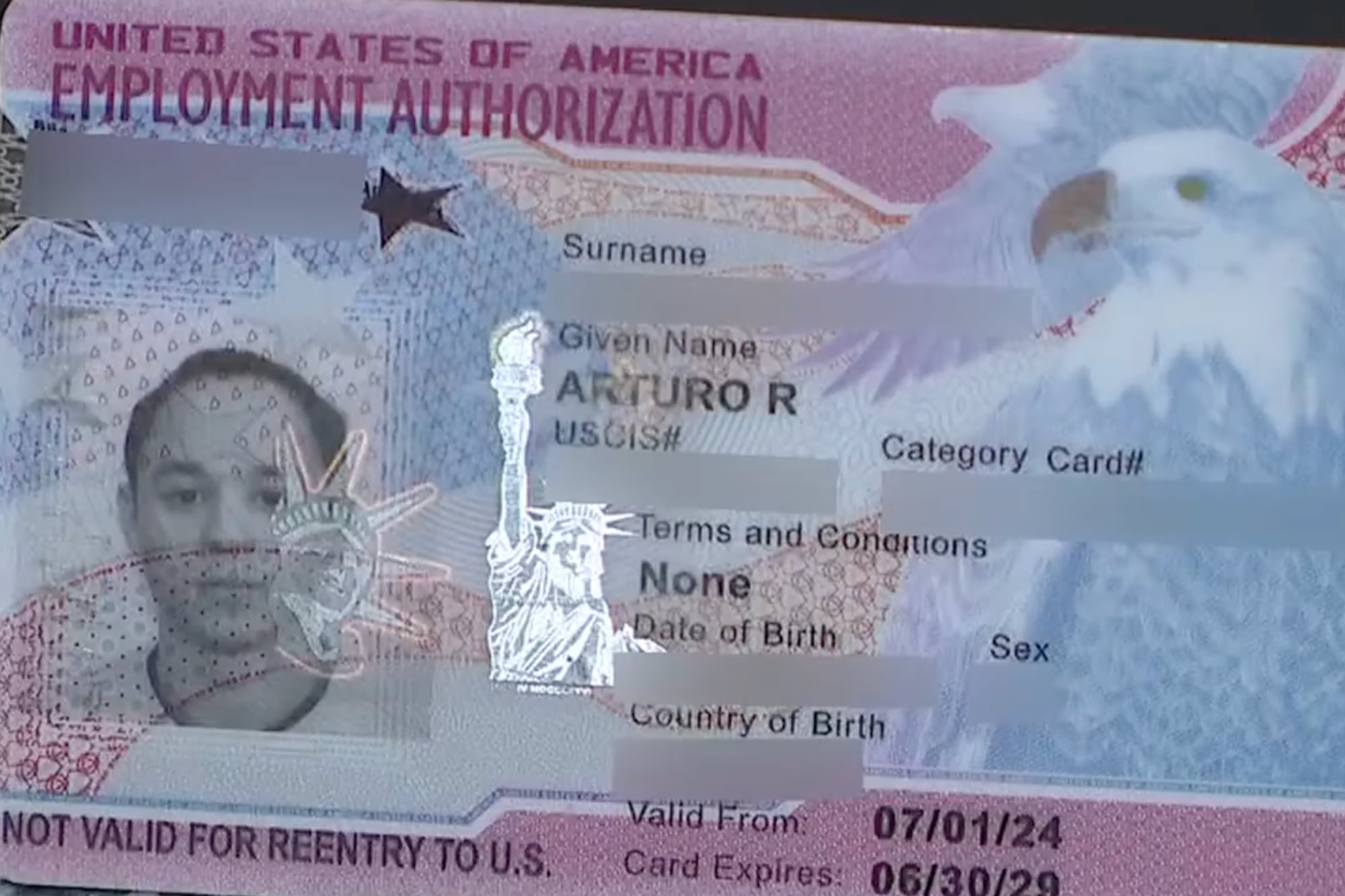 Los familiares presentaron documentación que acredita visa vigente y permiso de trabajo hasta 2029