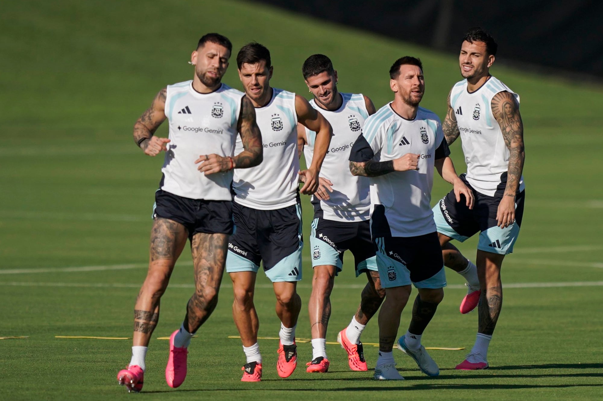Nicolás Otamendi, Giovani Lo Celso, Rodrigo De Paul, Lionel Messi y Leandro Paredes durante la última práctica de la selección argentina, que se prepara para el debut de este martes frenta a Argelia, por el Mundial 2026