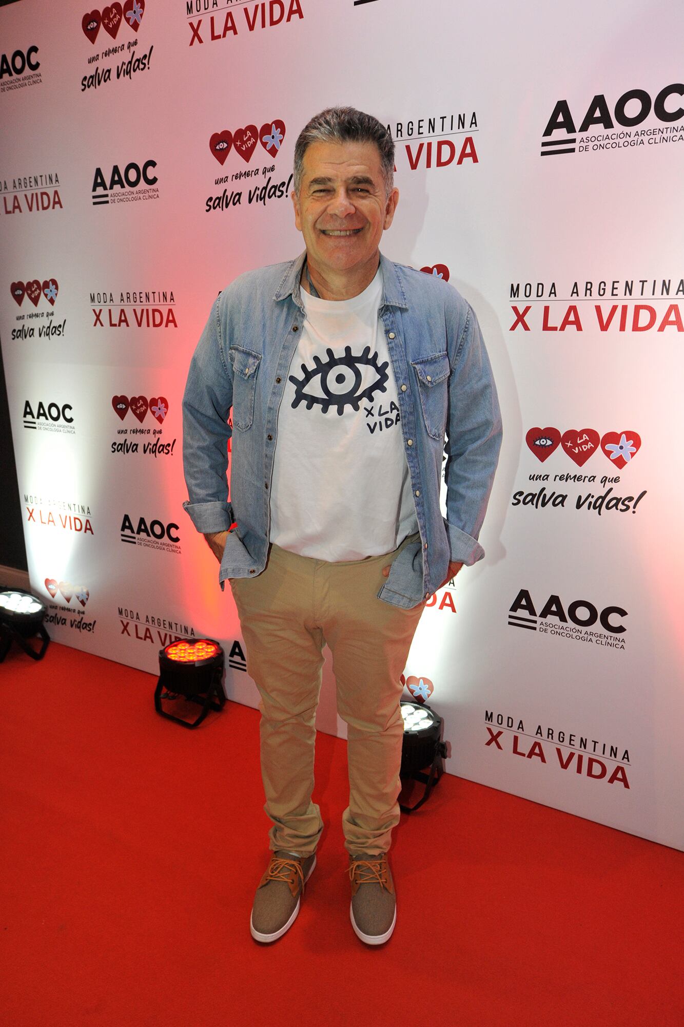 Julián Weich se mostró con una de las remeras que forman parte de la campaña solidaria. Hay dos modelos diferentes, y un tercero para niños, que se encuentran a la venta en las tiendas de las 60 marcas participantes