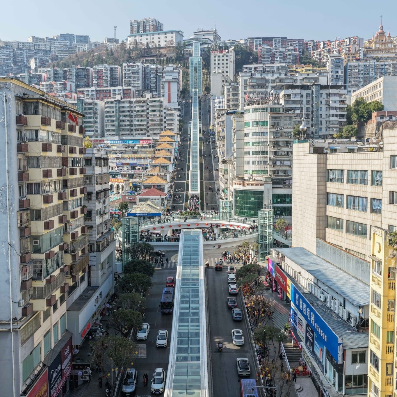 China inaugura la escalera mecánica más alta y larga del mundo que ahorra 40 minutos de caminata a sus habitantes