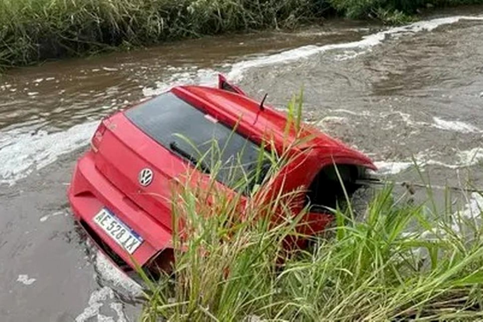 Tragedia vial en Tucumán: un auto cayó en canal de riego y provocó tres muertes