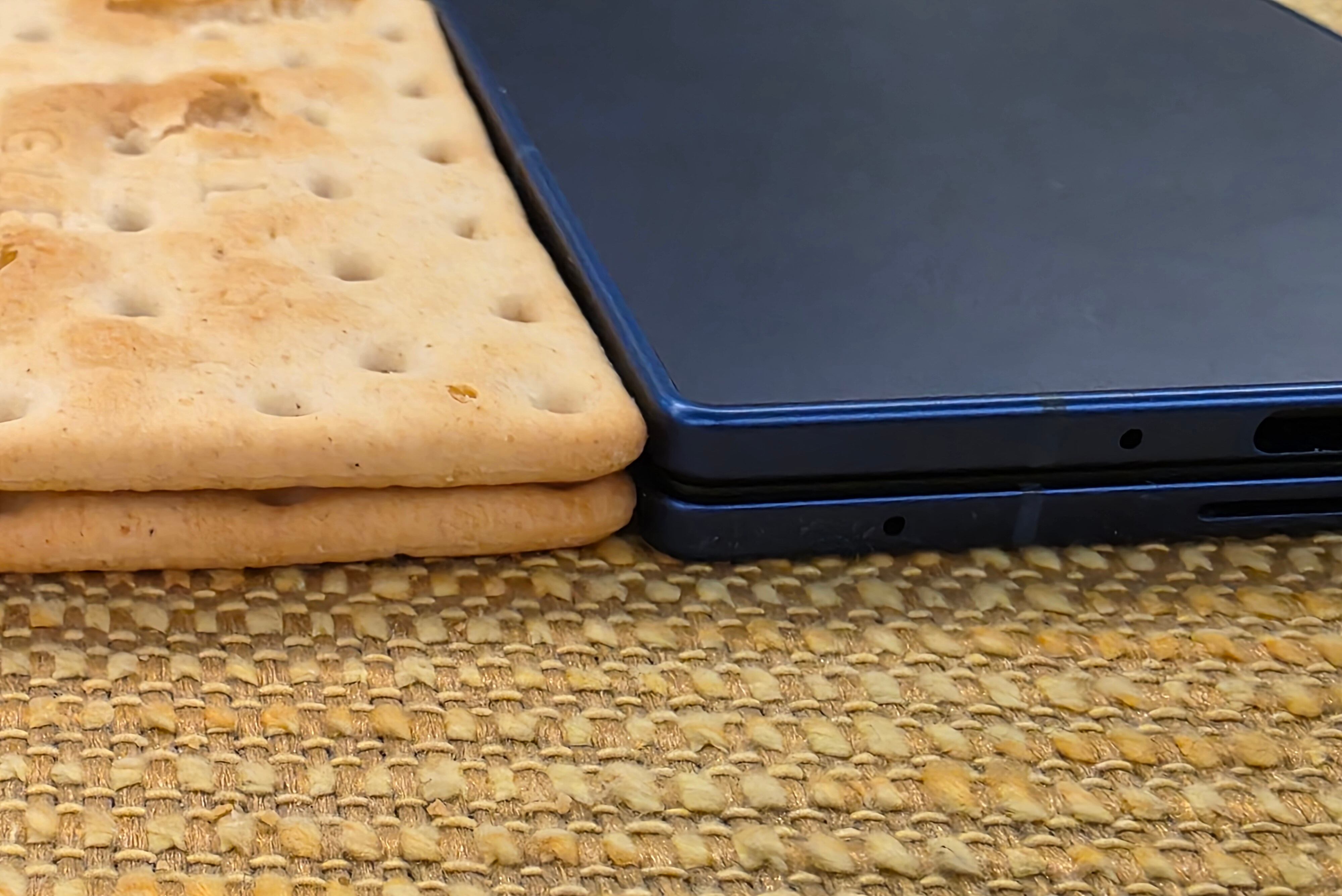 Cada una de las mitades del Galaxy Z Fold7 de Samsung mide 4,2mm de grosor, casi lo mismo que una galletita de agua; cerrado, el grosor es de 8,9mm; pesa 215 gramos, casi lo mismo que un smartphone convencional