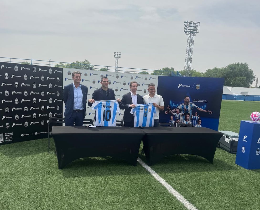 Leandro Petersen y Javier Saviola en el evento en Madrid donde se había prometido la presencia de Scaloni.