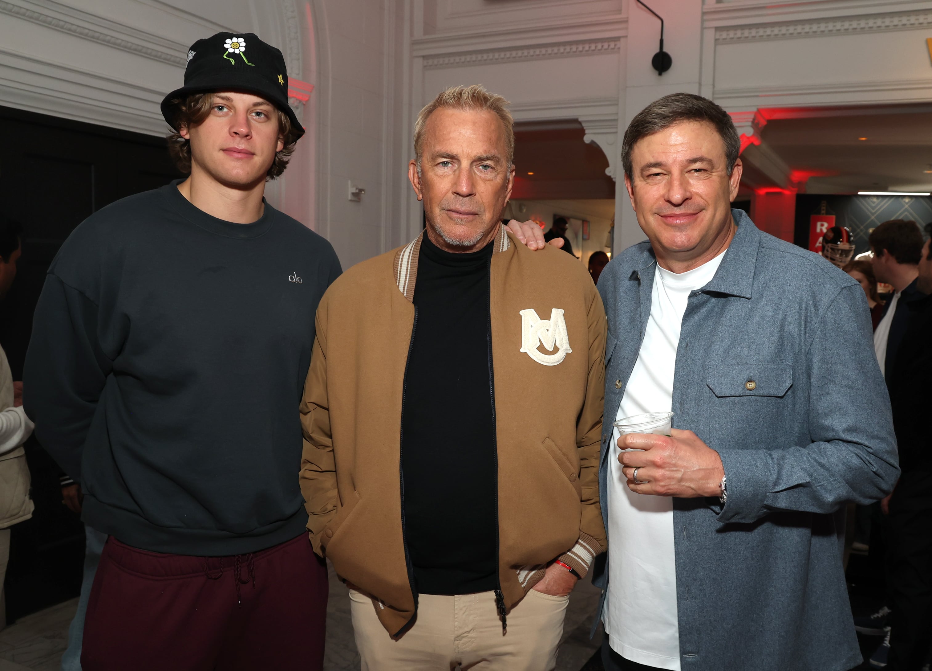 El jugador de fútbol americano Joe Burrow, Kevin Costner y el empresario Todd Graves