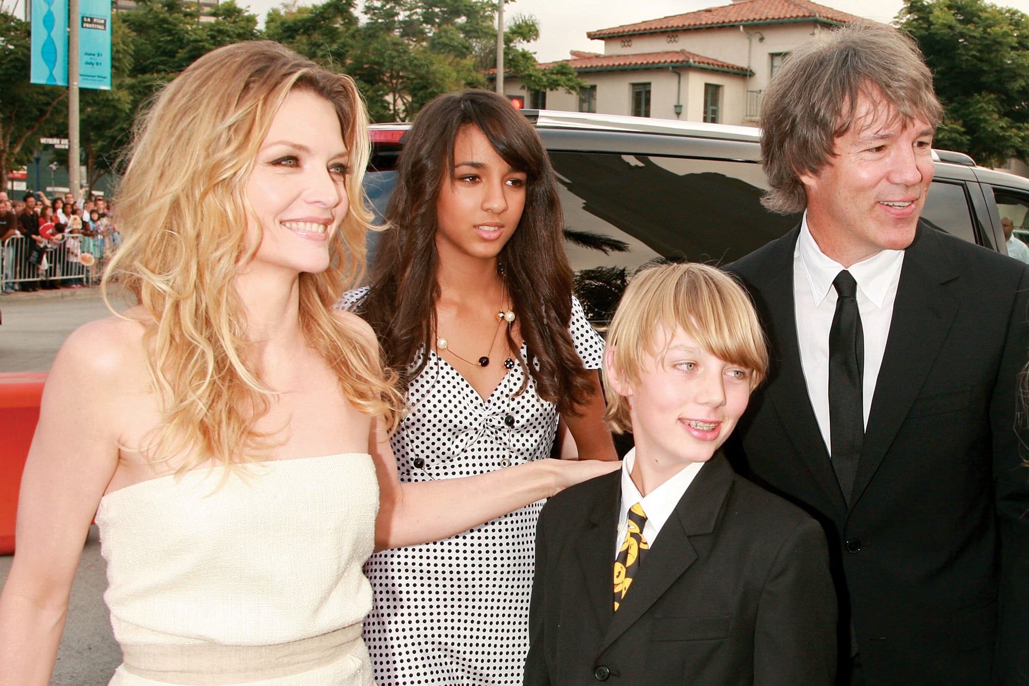 Michelle Pfeiffer junto a sus hijos, Claudia Rose y John Henry, y su marido al llegar al estreno de Hairspray en 2007