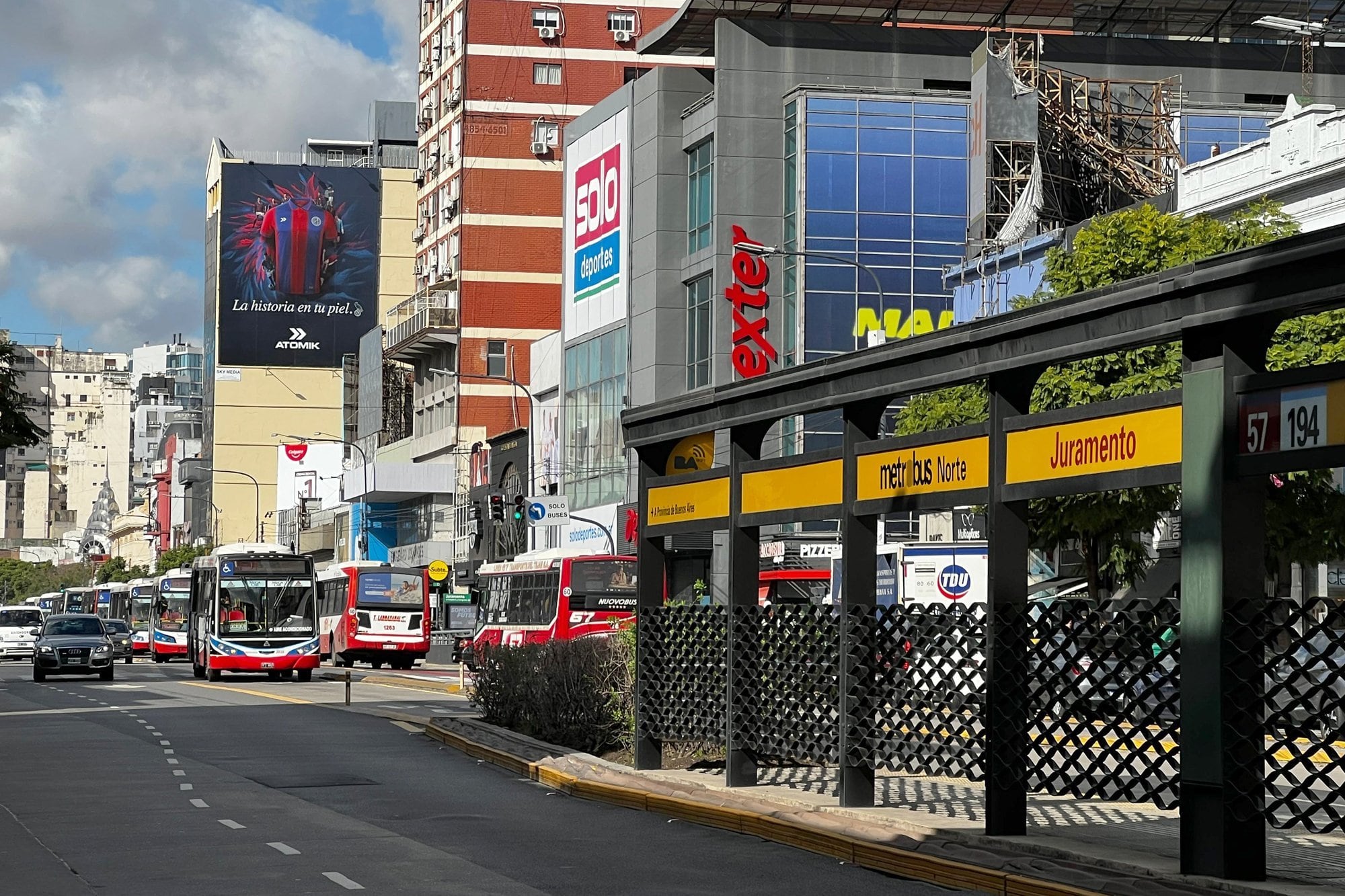 Pasó de ser la avenida favorita de las marcas a tener la mayor cantidad de locales vacíos en menos de un año 7 En un corredor orientado al consumo de clase media, el impacto es directo