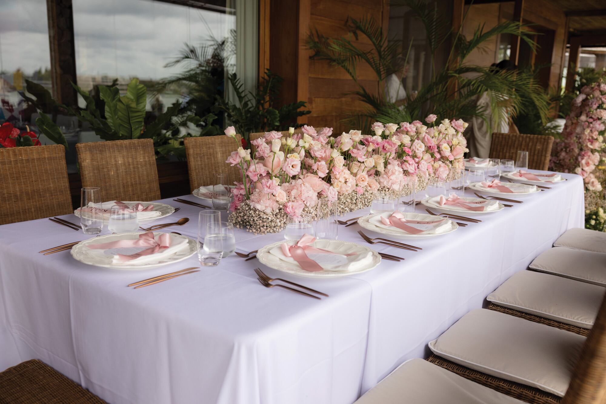 Una de las mesas decoradas con rosas y lisianthus. La ambientación estuvo a cargo de Marisa Tenguerian
