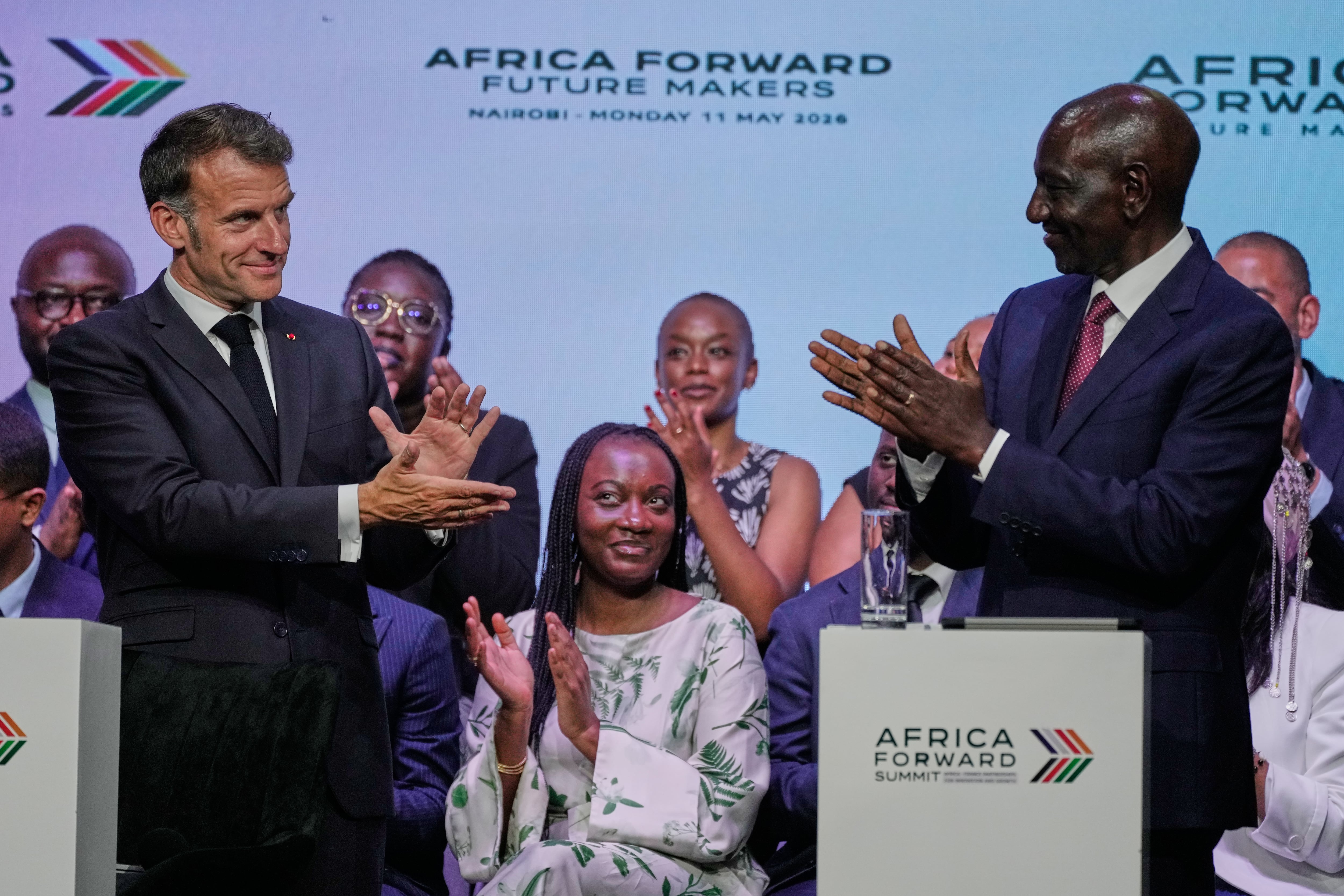 El presidente francés Emmanuel Macron, izquierda, y su homólogo keniano William Ruto, derecha, participan en la sesión juvenil