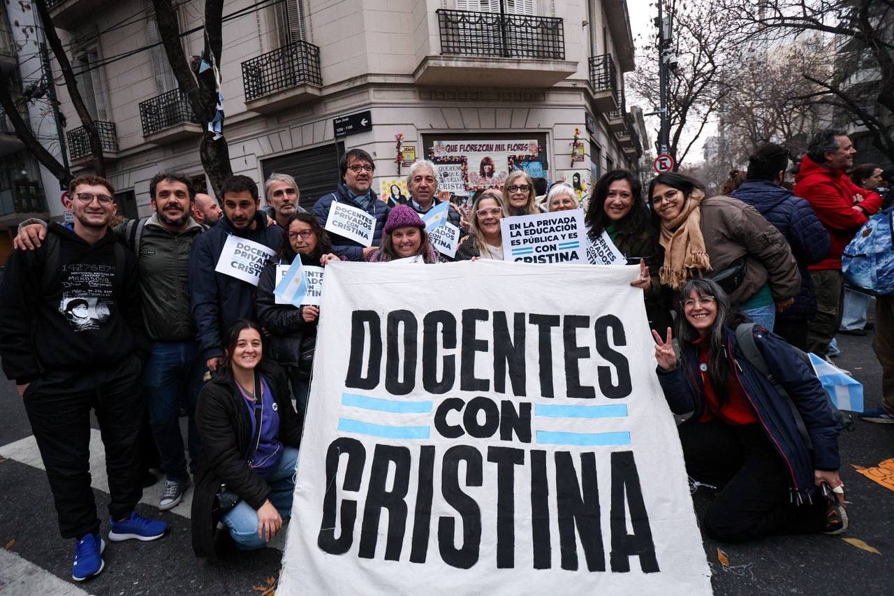 La movilización de docentes kirchneristas a la esquina en la que cumple prisión domiciliaria la expresidenta, el 26 de mayo